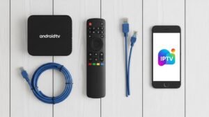 Ο απαραίτητος εξοπλισμός για εγκατάσταση IPTV: ένα Android TV box, ένα τηλεχειριστήριο, ένα καλώδιο Ethernet και ένα smartphone.