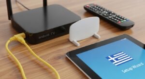 Εξοπλισμός IPTV που περιλαμβάνει Android Box και καλώδιο ethernet έτοιμο για σύνδεση.